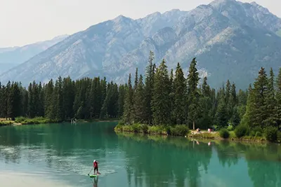 Banff National Park, Canada’s mountain gem known for turquoise lakes and alpine peaks.