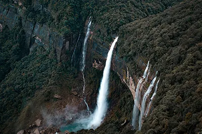 Nohkalikai Falls, Meghalaya’s breathtaking cascade surrounded by lush green cliffs.